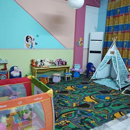 Familia Fantastiko فندق كيتن